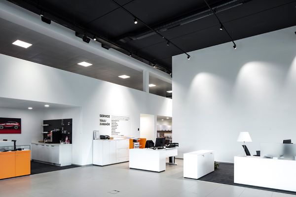 2019_Webbild_AutoRueger_Showroom.jpg
