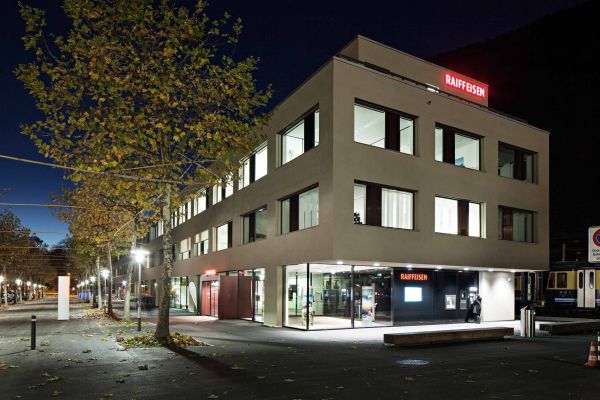 Projekte-Raiffeisen-Fassade_Nacht.jpg